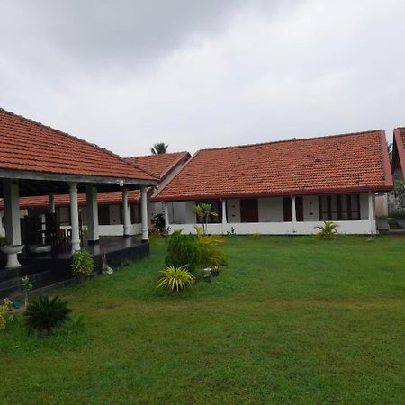 Blu Marine Nilaveli Hotel ตรินโคมาลี ภายนอก รูปภาพ