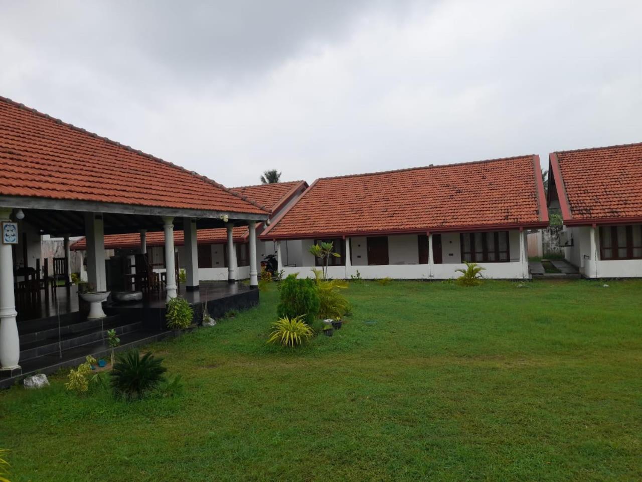 Blu Marine Nilaveli Hotel ตรินโคมาลี ภายนอก รูปภาพ